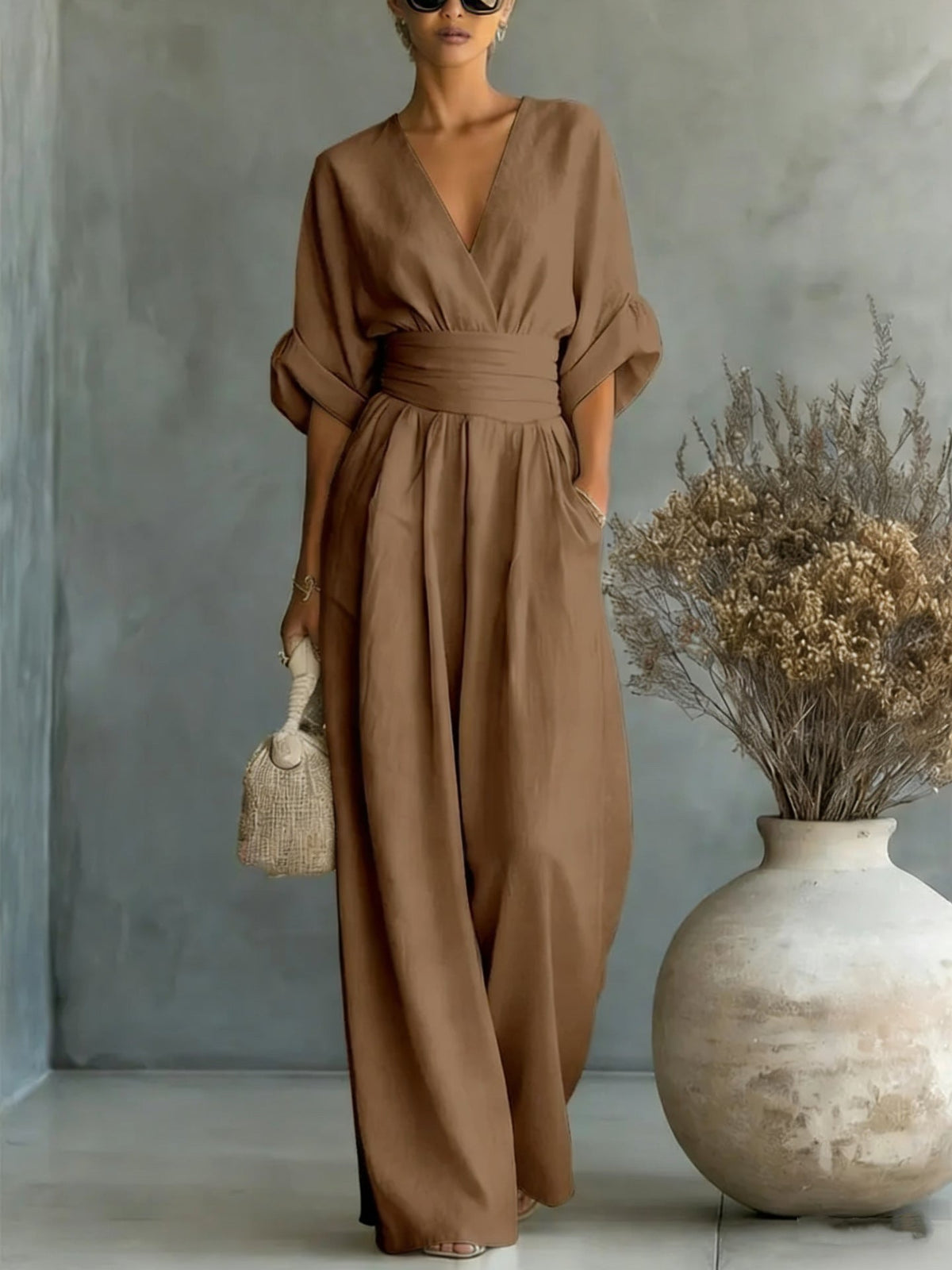 Elegant kjole med V-udskæring, åben ryg og flydende ærmer - Maison Claire et Sylvie