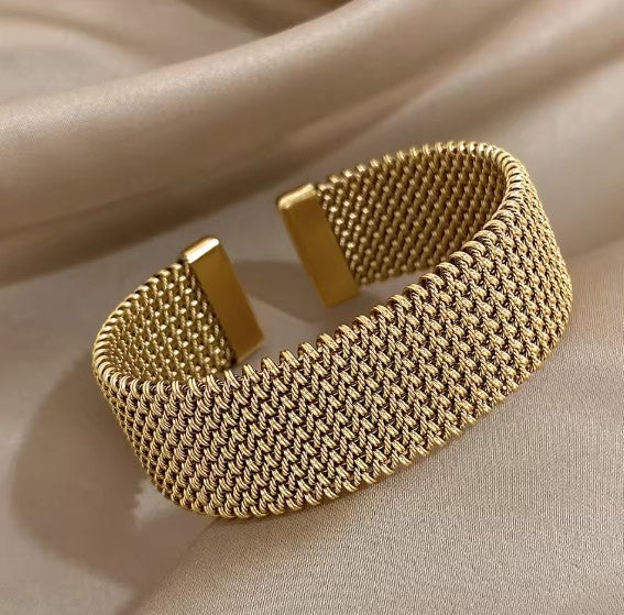 Elegant armbånd i flettet design med åben stil