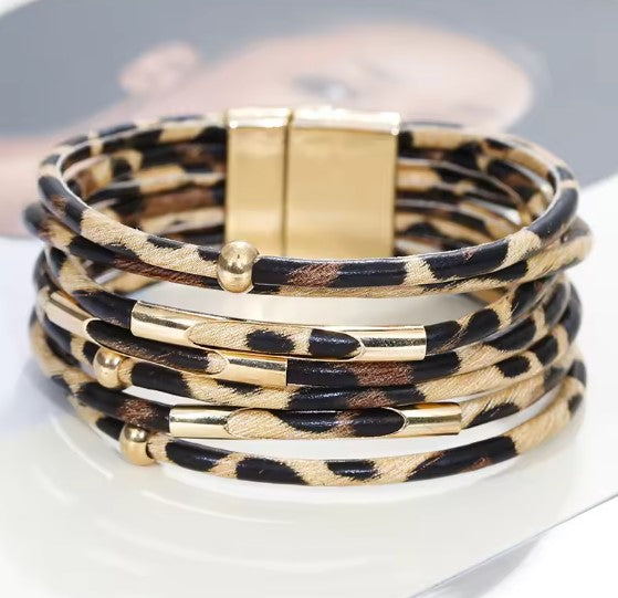 Bredt flerlags wrap-armbånd