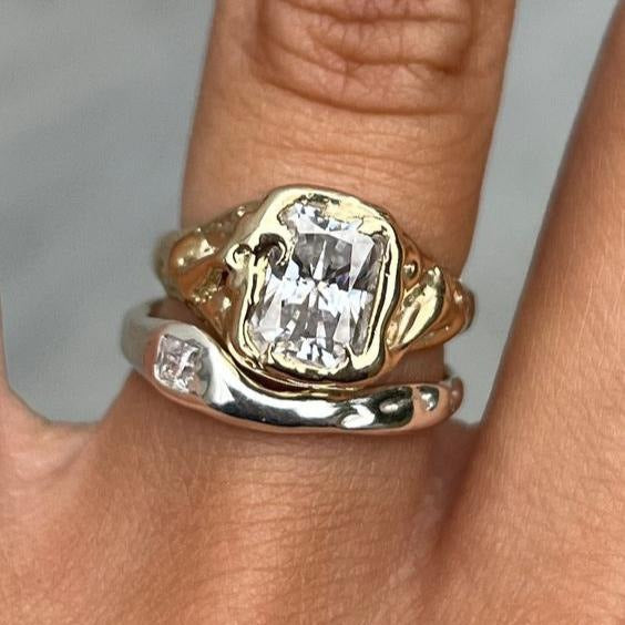 Skinnende stakkable ringsæt i guld og sølv