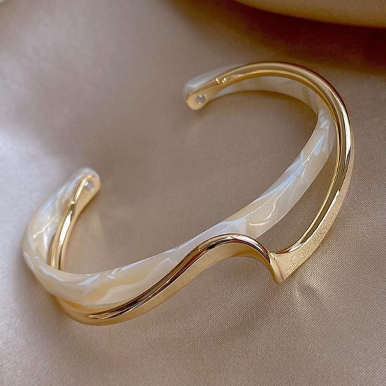 Adriana - Elegant armbånd med hvid opal og guldbelægning