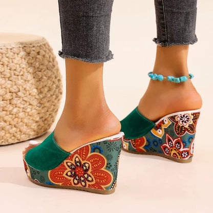 Joelle™ — Skulpturelle mules med blomsterhæl