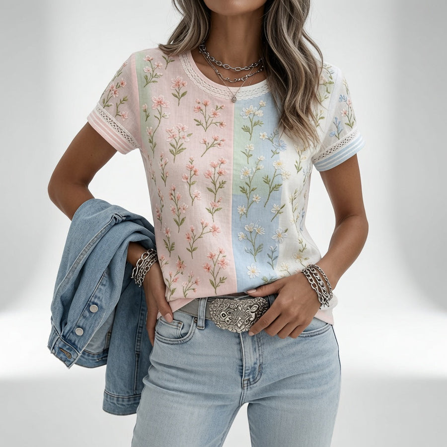 Mélisande™ — Blomstret T-shirt med blød komfort og hverdagselegance