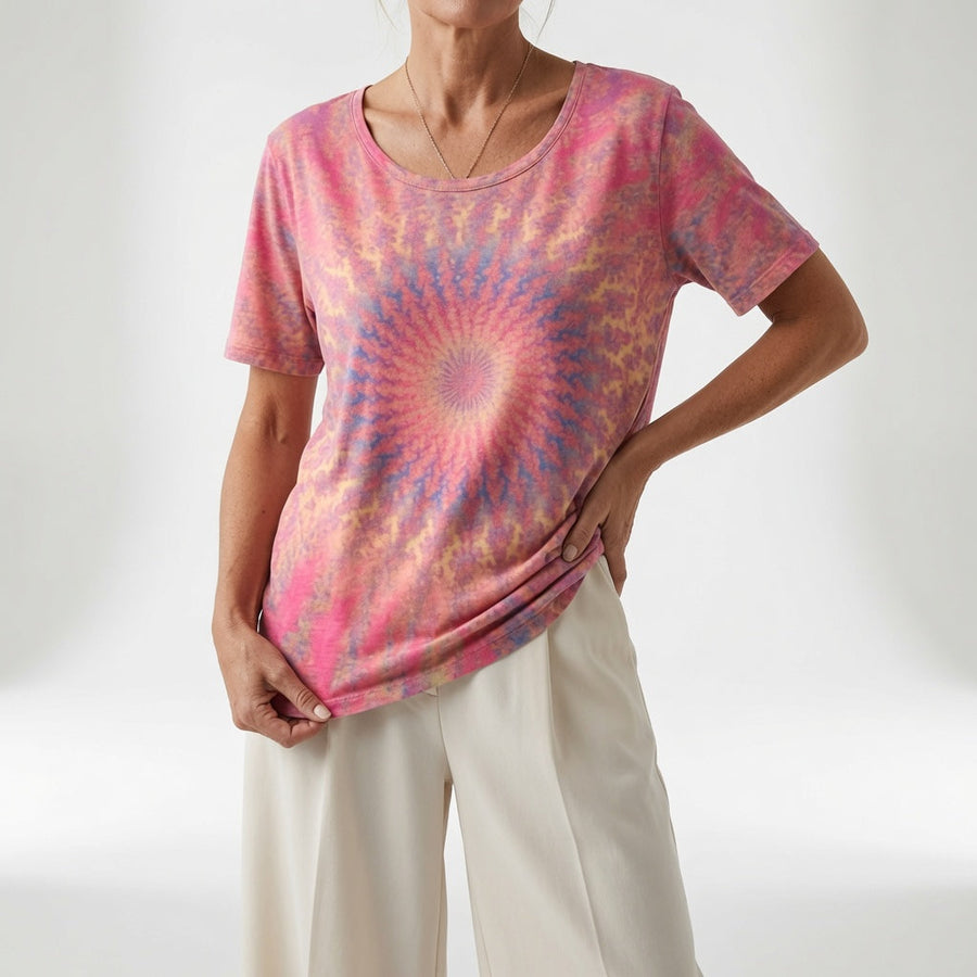 Lysoria™ — Løstsiddende T-shirt med kunstnerisk print i afslappet stil