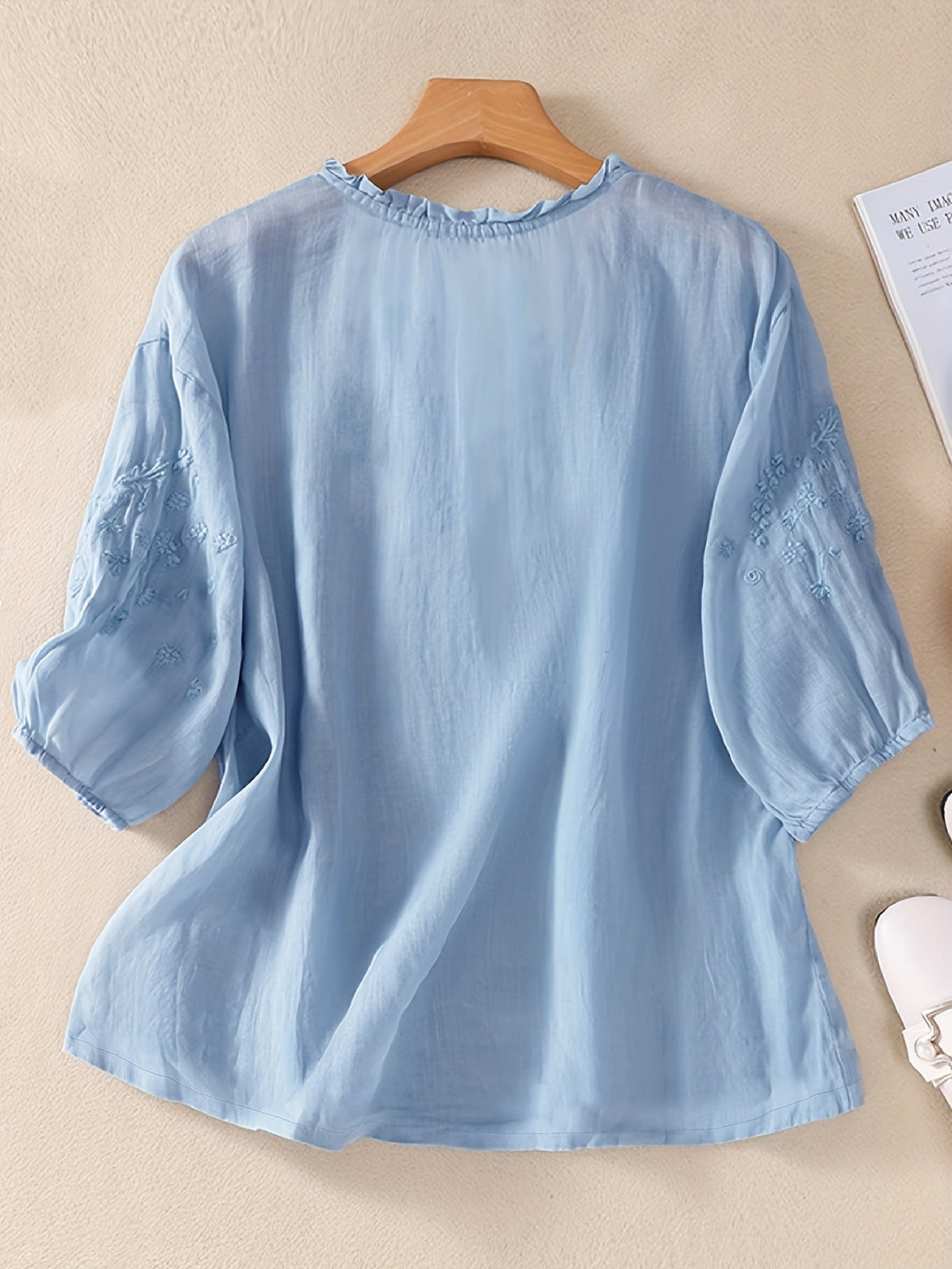 Éléna™ — Elegant broderet bluse i hørblanding