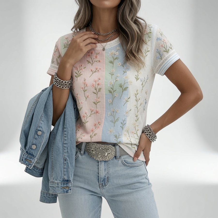 Mélisande™ — Blomstret T-shirt med blød komfort og hverdagselegance