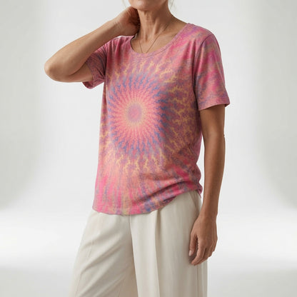 Lysoria™ — Løstsiddende T-shirt med kunstnerisk print i afslappet stil