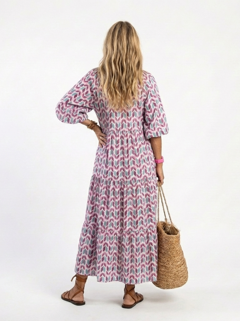 Mireya | Midikjole med lag, lange ærmer og geometrisk print