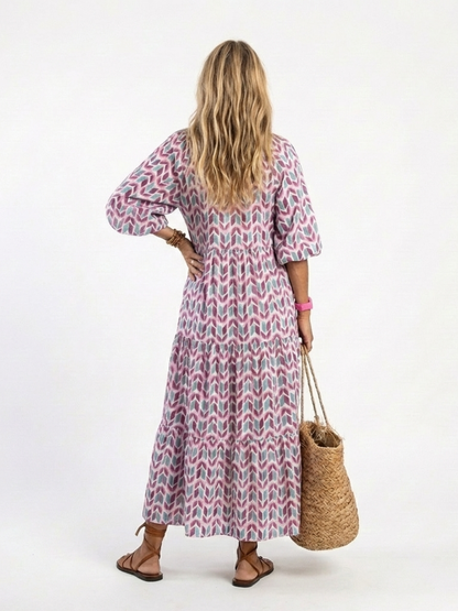 Mireya | Midikjole med lag, lange ærmer og geometrisk print