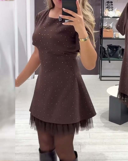 Camille™ – Elegant minikjole med glitrende komfort