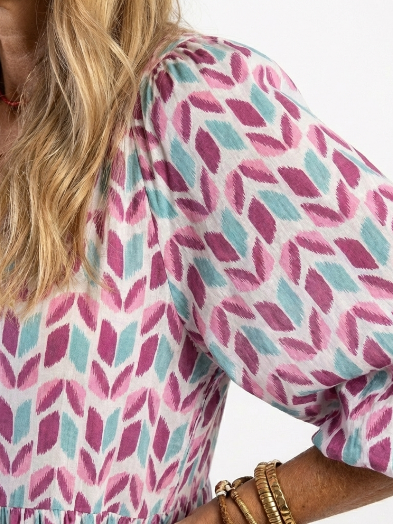 Mireya | Midikjole med lag, lange ærmer og geometrisk print