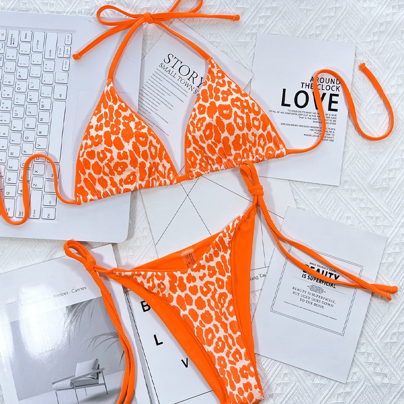 Todelt badedragt med åben ryg og leopardprint