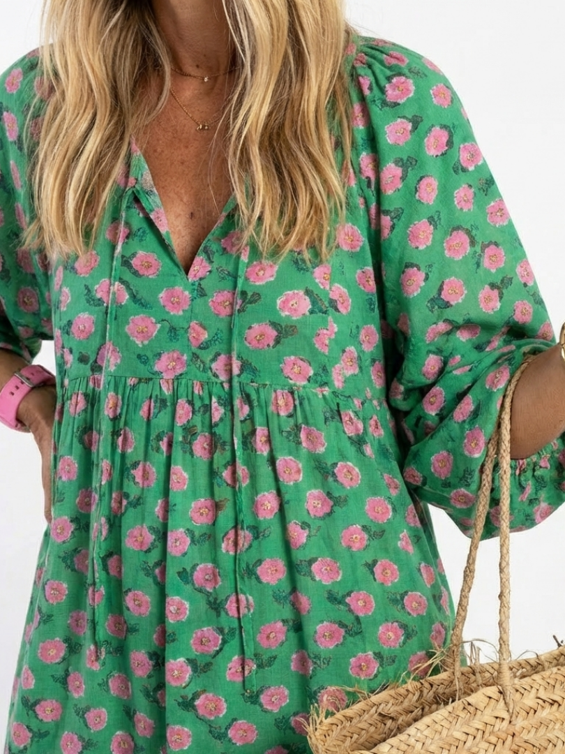 Fiora | Etageopdelt midikjole med V-hals og blomsterprint