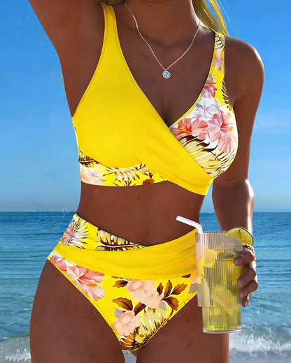 Bikini med kontrastfarvet blomsterprint