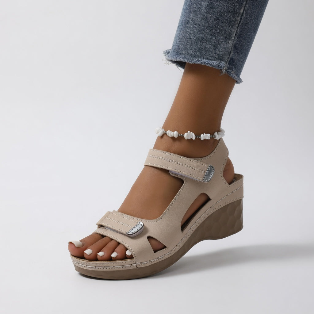 Isaure™ – Sommerwedges i farverig lethed