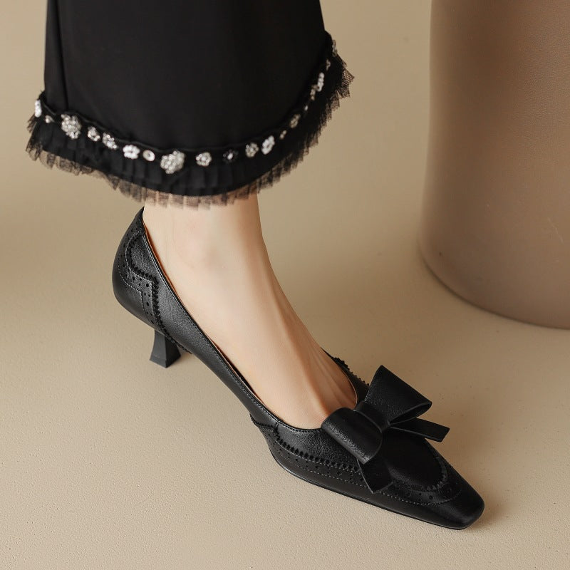 Célora pumps i læder med bånd