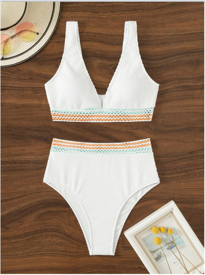 Elegant bikini med V-udskåret top og formende højtaljet trusse