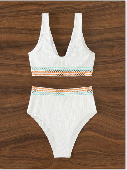 Elegant bikini med V-udskåret top og formende højtaljet trusse