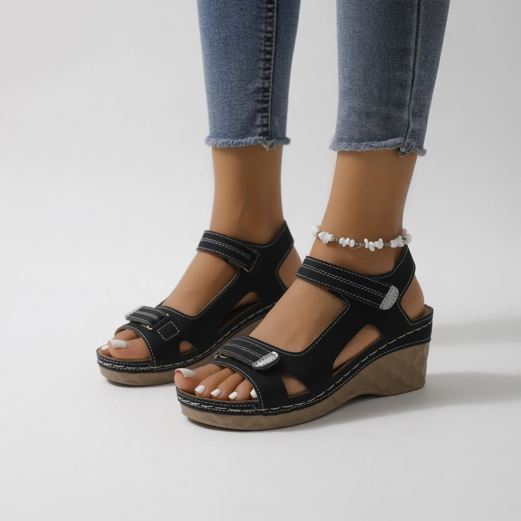 Isaure™ – Sommerwedges i farverig lethed