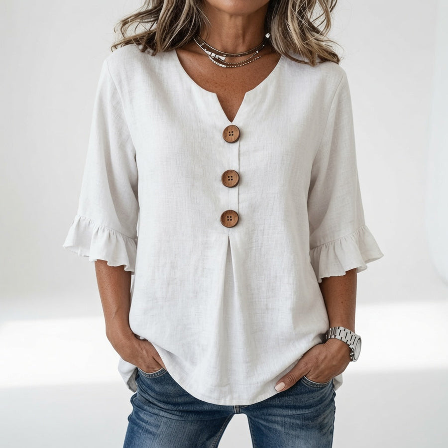 Rosanne™ — Bluse med V-hals, knapper og flæseærmer i afslappet elegance