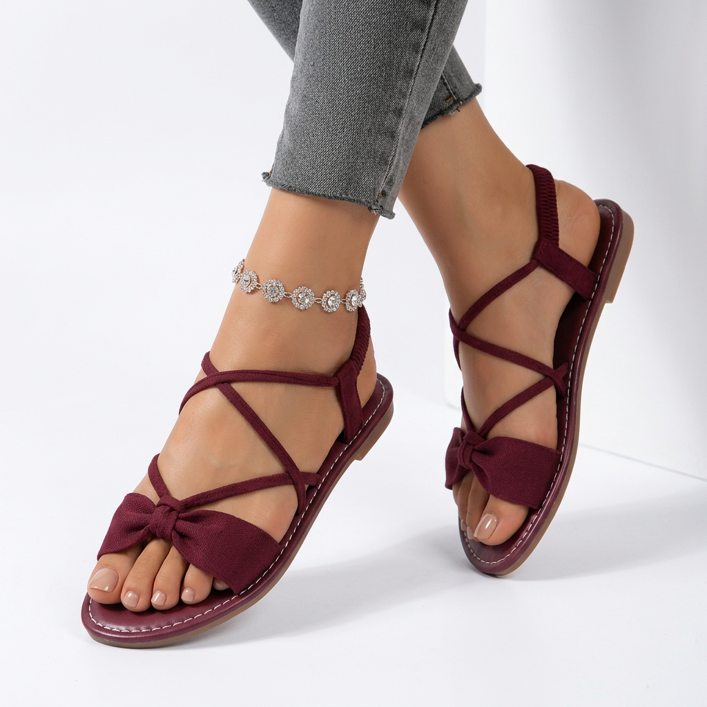 Nouette™ — Flad sandal med sløjfe og krydsede snørebånd