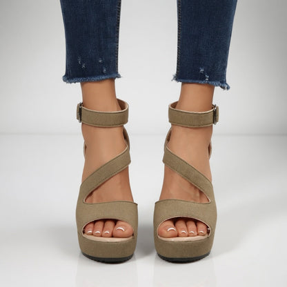 Jocelyne™ — Kilesandal med elastisk rem i rent, naturligt look