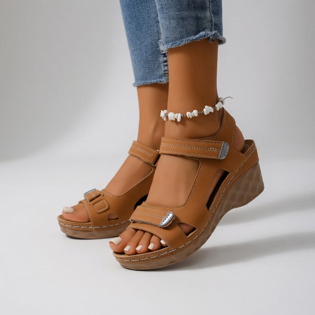 Isaure™ – Sommerwedges i farverig lethed