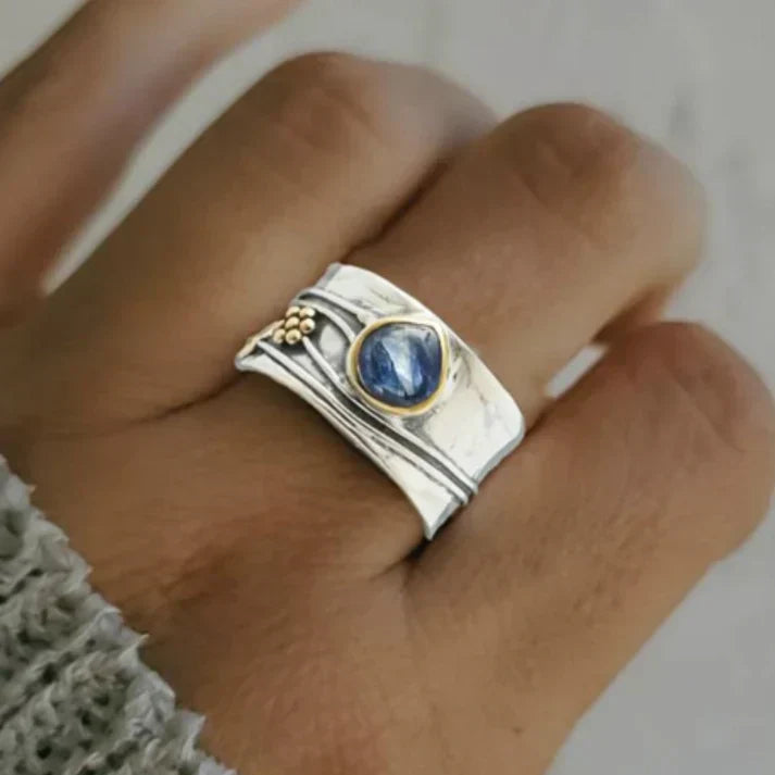Forsølvet vintagering med blå safir