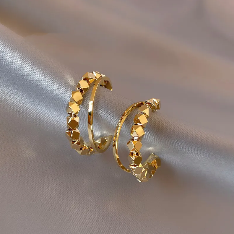 Elegante forgyldte øreringe med zirkonia