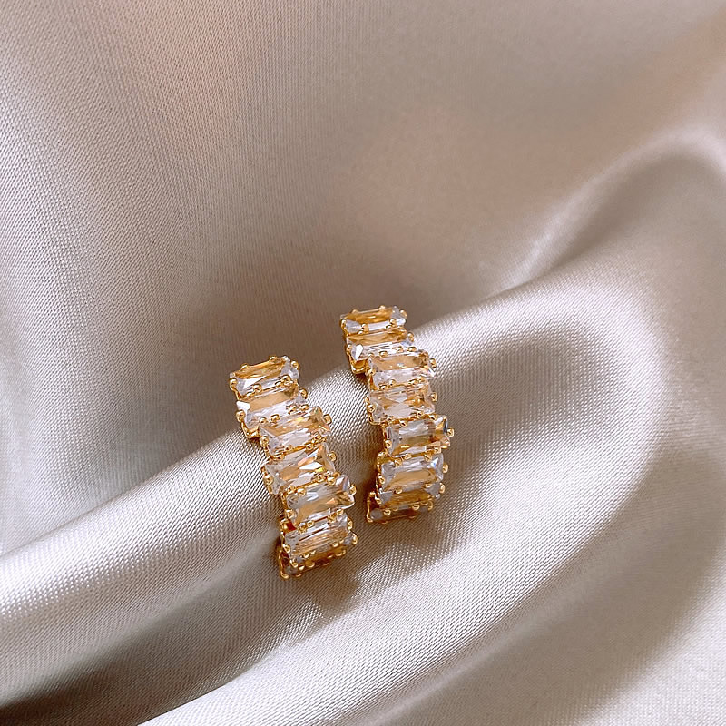 Elegante guldøreringe med funklende zirkonia