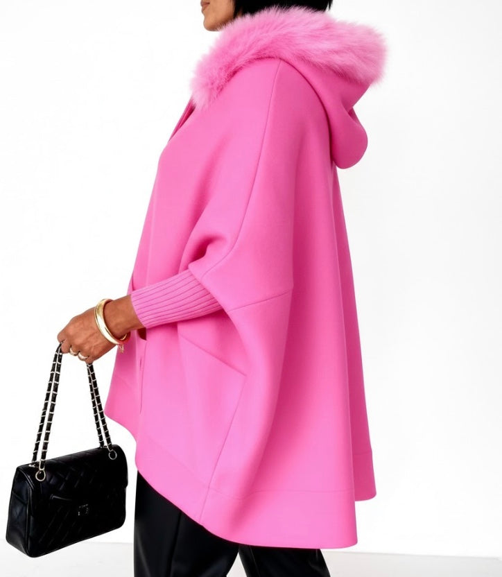 Isadora™ — Lyserød ponchocape med varm elegance