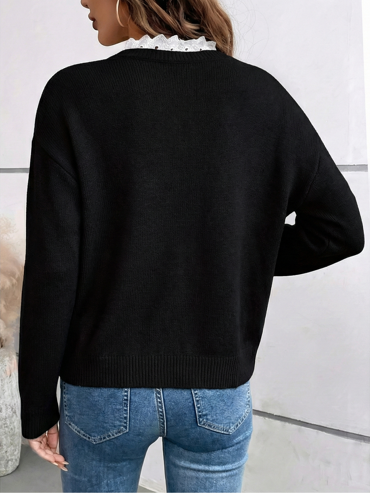 Céline | Smart strikbluse med elegant blondekrave