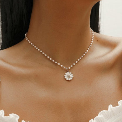 Halskæde med margueritvedhæng og perle