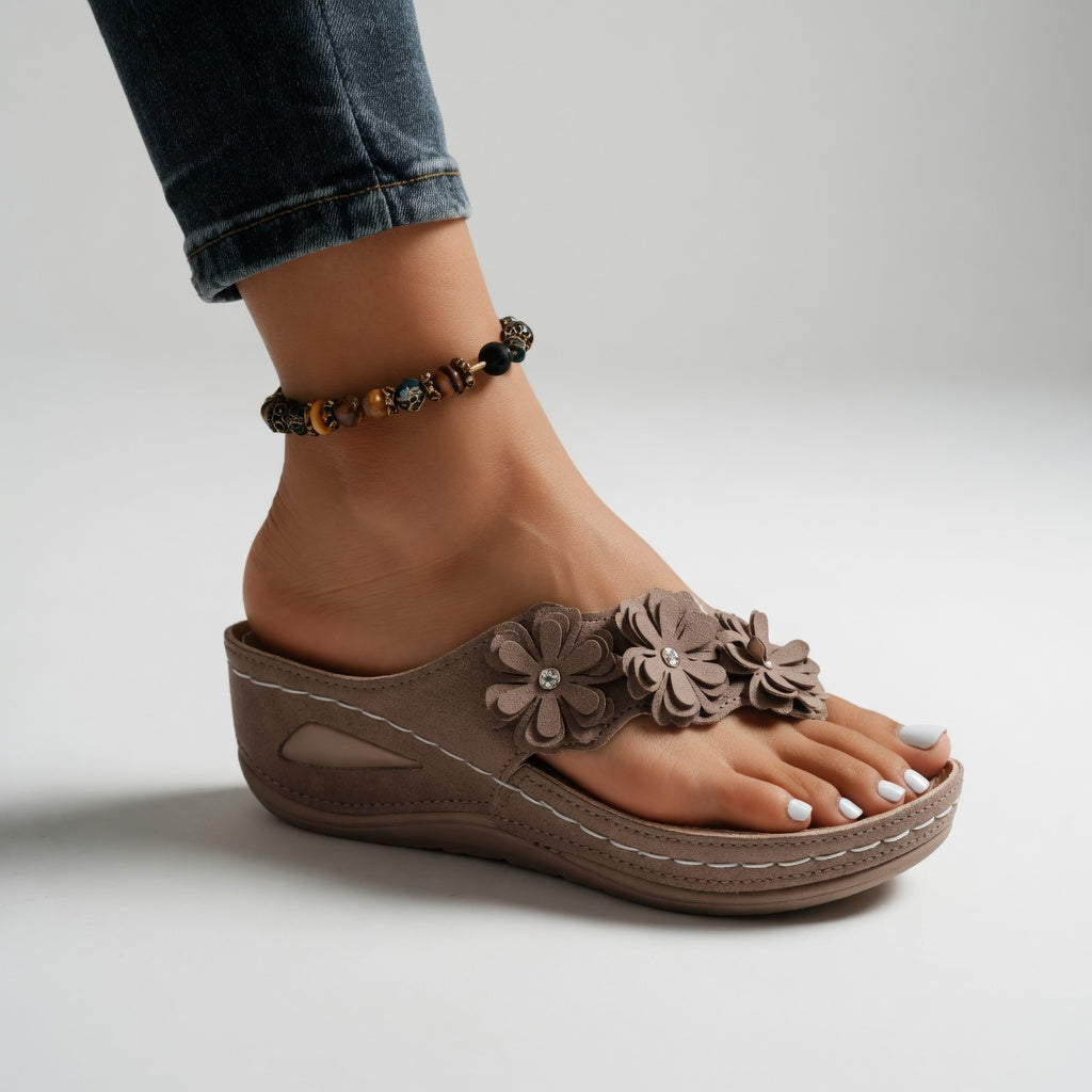 Mauveline™ – Blomstrede flipflops med kilehæl, sommerlig blødhed