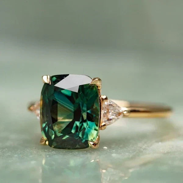 Guldring med sten i vintagestil