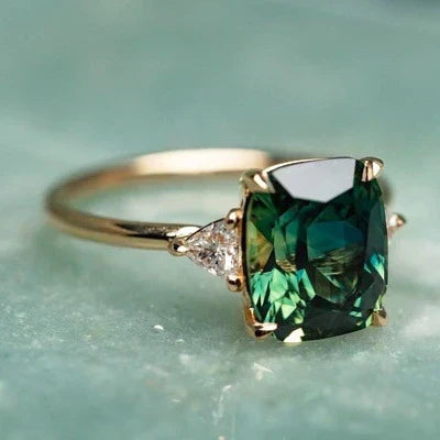 Guldring med sten i vintagestil