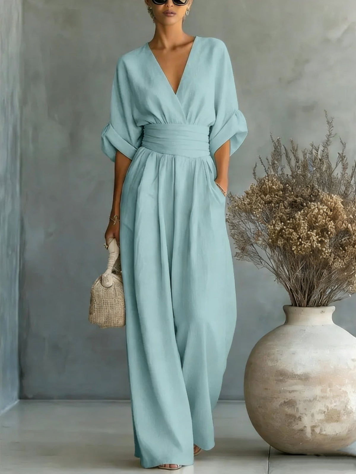 Elegant kjole med V-udskæring, åben ryg og flydende ærmer - Maison Claire et Sylvie
