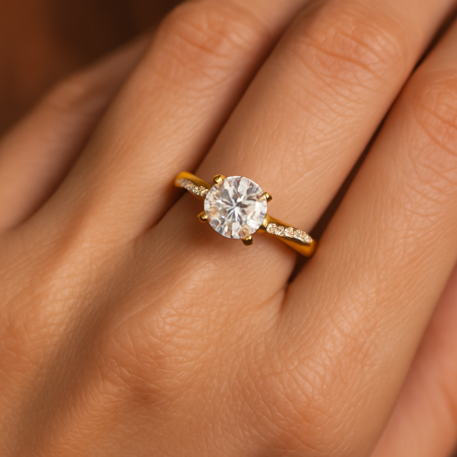 Forgyldt forlovelsesring med krystal