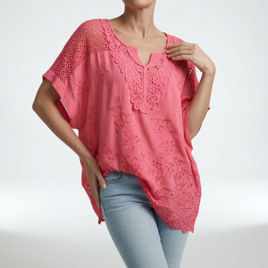 Brodérine™ — Bluse med V-hals, broderet blonde og korte ærmer