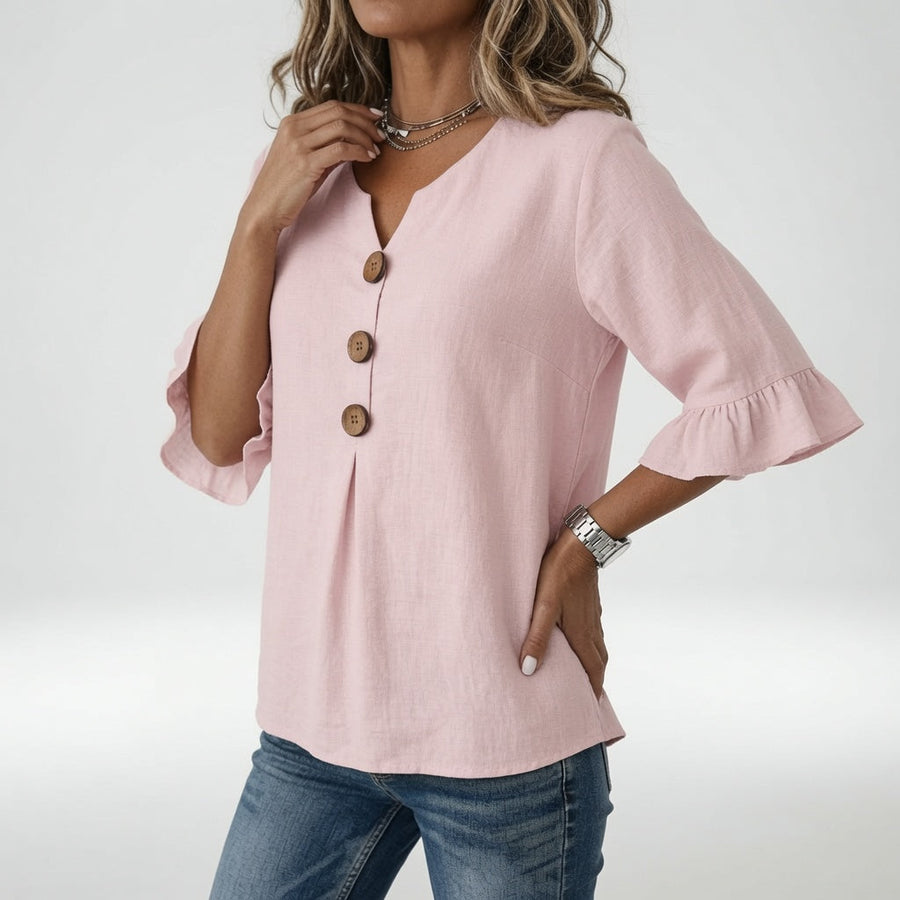 Rosanne™ — Bluse med V-hals, knapper og flæseærmer i afslappet elegance