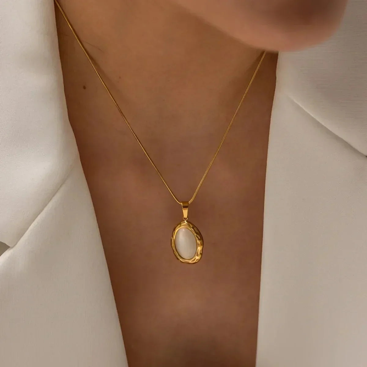 Oval halskæde med opal kattøje, forgyldt