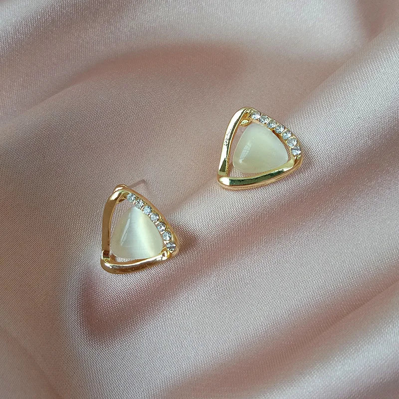 Elegante trekantede øreringe med opal og krystaller