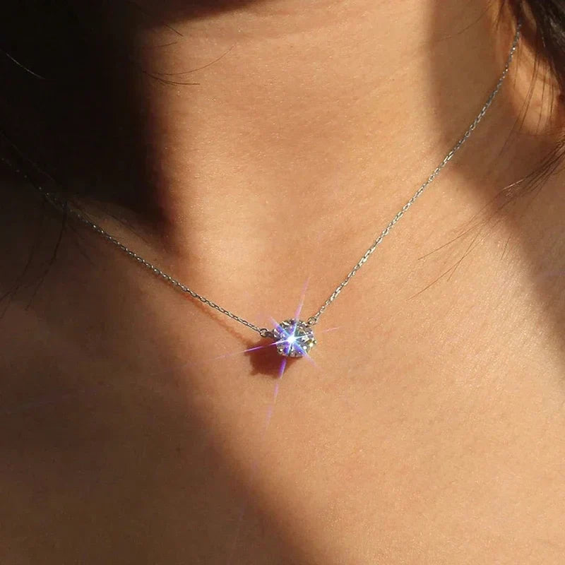 Elegant solitærhalskæde med krystal