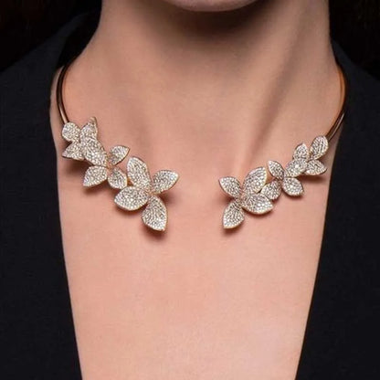 Elegant halskæde med krystalblomst