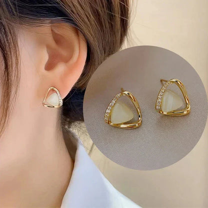 Elegante trekantede øreringe med opal og krystaller