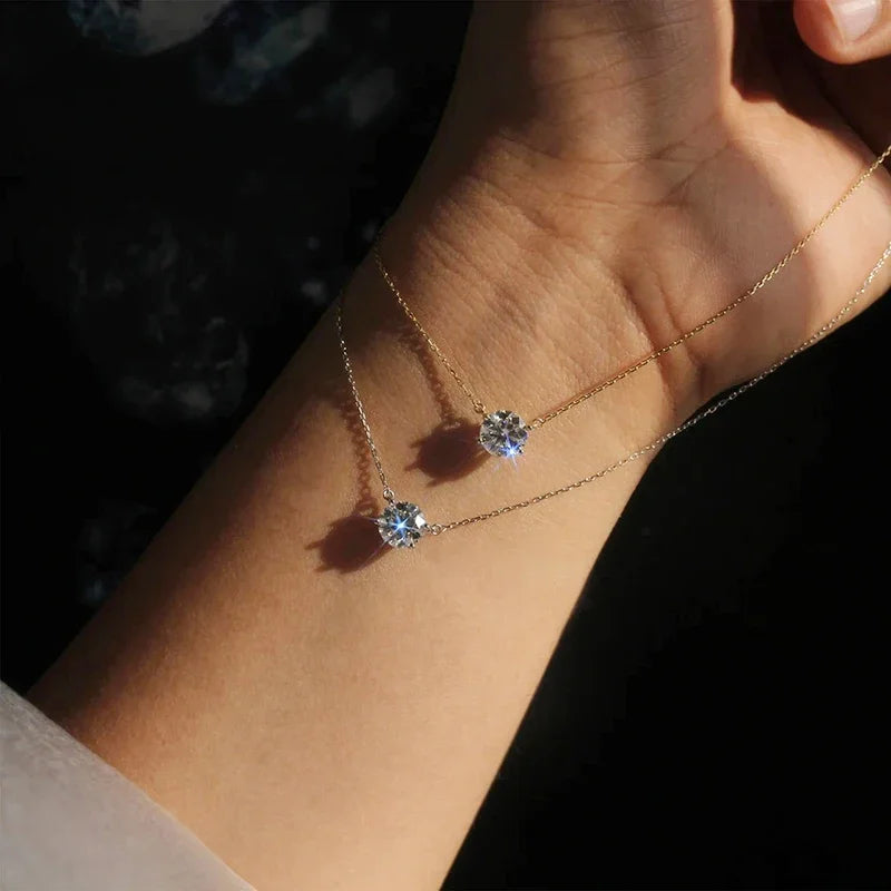 Elegant solitærhalskæde med krystal