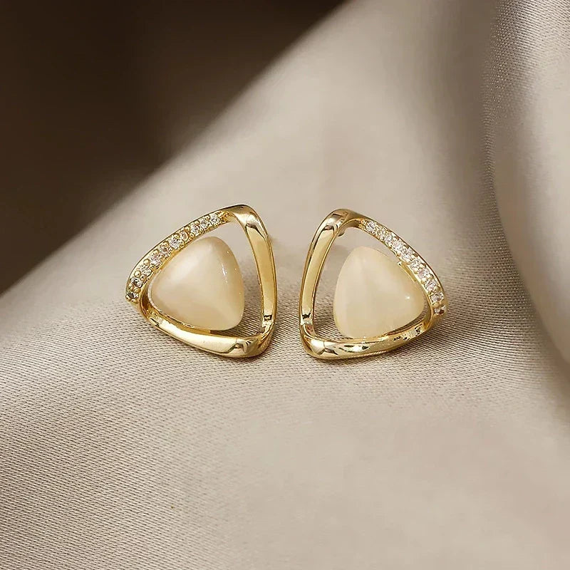 Elegante trekantede øreringe med opal og krystaller