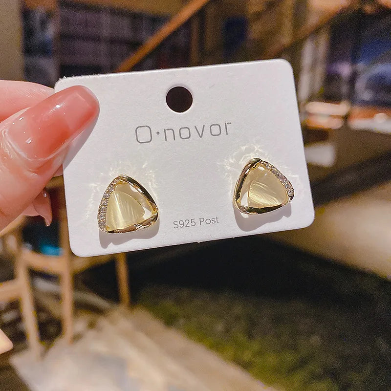 Elegante trekantede øreringe med opal og krystaller