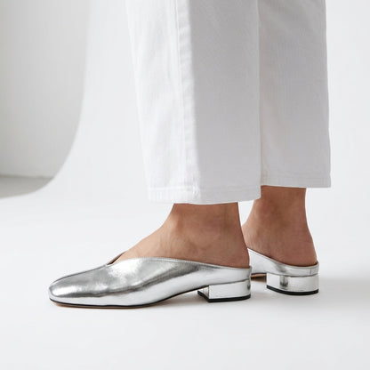 Argentelle™ — Sølvfarvet metallic flad mule med firkantet tå og lysende elegance