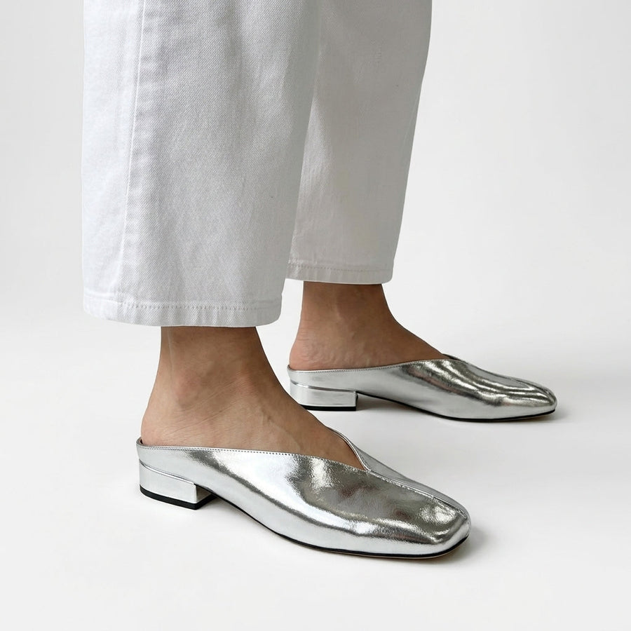 Argentelle™ — Sølvfarvet metallic flad mule med firkantet tå og lysende elegance